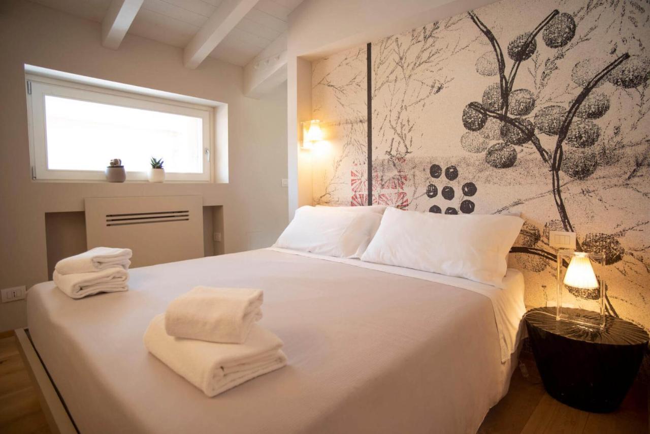 Time To Be - Luxury Apartments Centro Storico Peschiera del Garda Luaran gambar